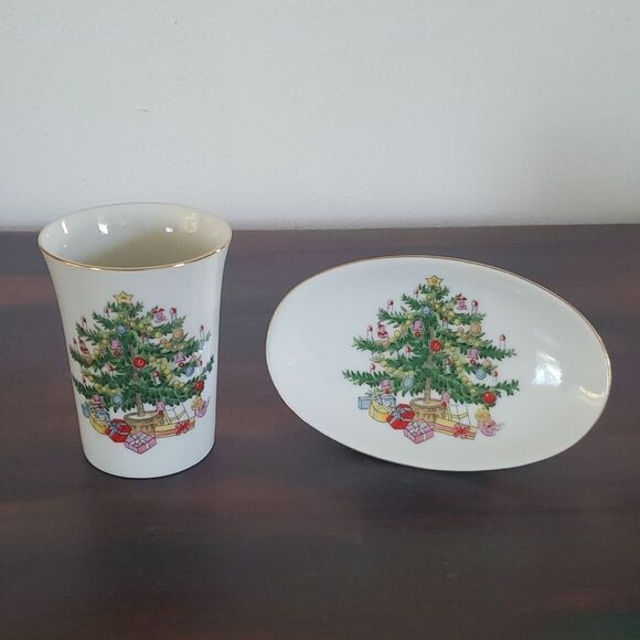 Very Nice Vintage Porcelain Bathroom Cup and Footed Soap Dish Christmas Tree Set - Picture 2 of 7